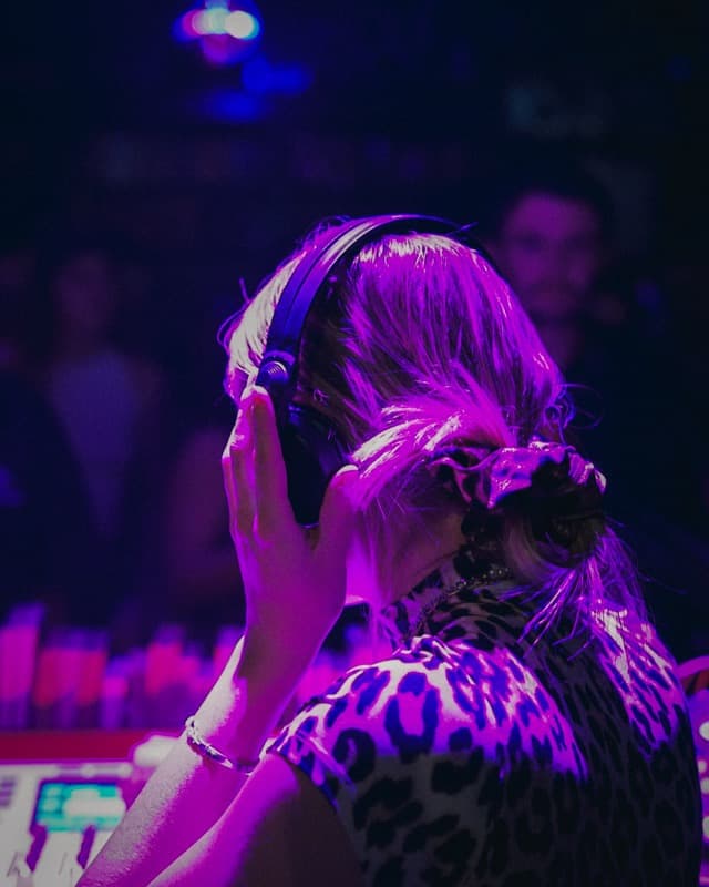 Juno Love performance